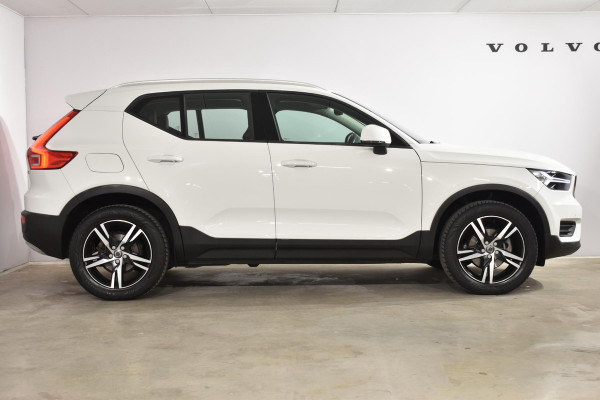 Volvo XC40 T3 156PK Momentum / Navigatie / Elektrische achterklep / Semi elektrisch uitklapbare trekhaak / Camera achter / Park Assist voor en achter