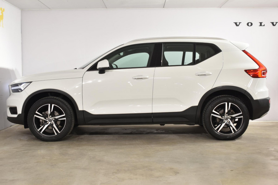 Volvo XC40 T3 156PK Momentum / Navigatie / Elektrische achterklep / Semi elektrisch uitklapbare trekhaak / Camera achter / Park Assist voor en achter