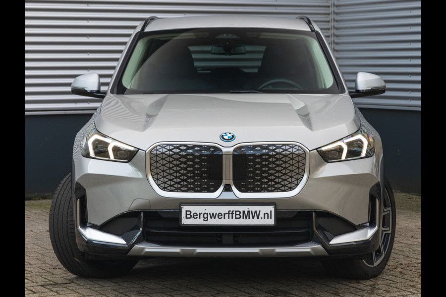 BMW iX1 eDrive20 xLine - Trekhaak - Driving + Parking Ass Plus - Head-Up - Adaptive LED