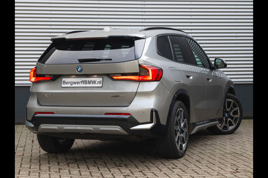 BMW iX1 eDrive20 xLine - Trekhaak - Driving + Parking Ass Plus - Head-Up - Adaptive LED