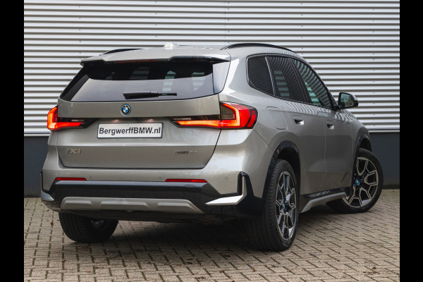 BMW iX1 eDrive20 xLine - Trekhaak - Driving + Parking Ass Plus - Head-Up - Adaptive LED