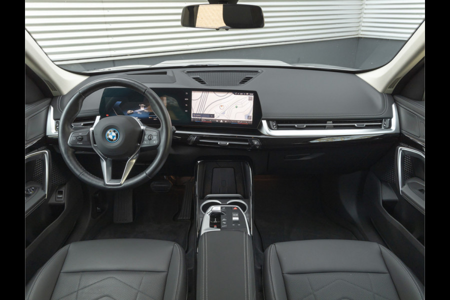 BMW iX1 eDrive20 xLine - Trekhaak - Driving + Parking Ass Plus - Head-Up - Adaptive LED