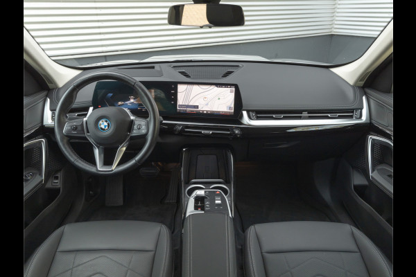 BMW iX1 eDrive20 xLine - Trekhaak - Driving + Parking Ass Plus - Head-Up - Adaptive LED