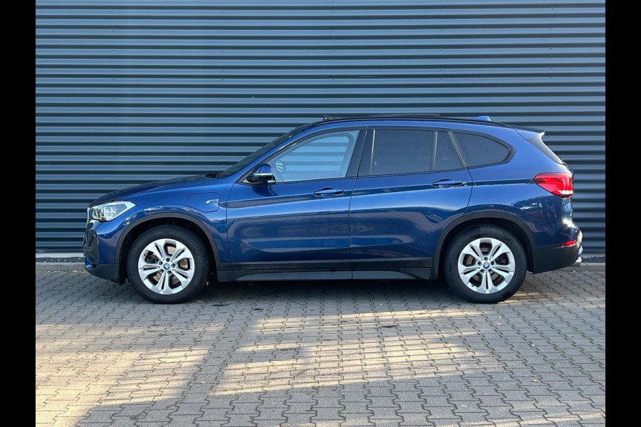 BMW X1 xDrive25e Sportline Plug in Hybrid | PHEV | Panodak | Adaptive Cruise | Afneembare trekhaak | Camera | Sportstoelen Verwarmd |