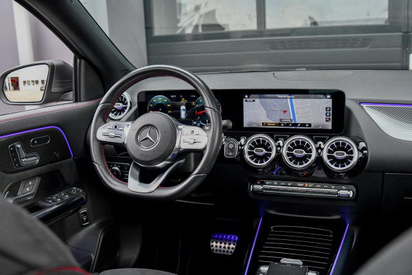 Mercedes-Benz GLA 200 AMG. Pano, BTW, Memory, Keyless, Dodeh, Camera, Sfeer, Carplay, Multibeam!