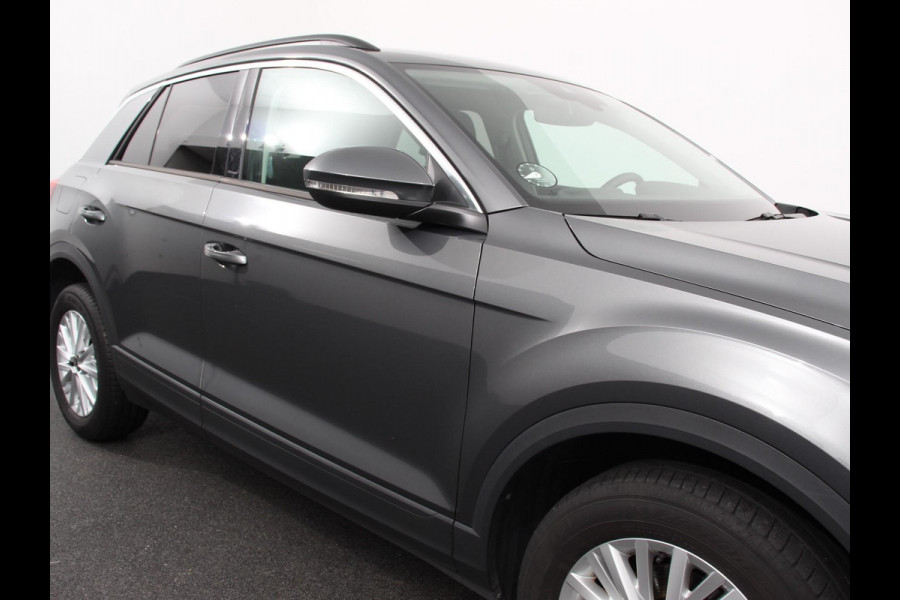 Volkswagen T-Roc 1.5 TSI 150pk DSG Life Navigatie Apple Carplay/Android Auto Adaptive Cruise Control Trekhaak Parkeersensoren Stoelverwarming Ledverlichting Getinte ramen Climate Control