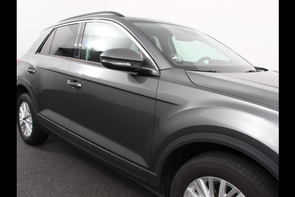 Volkswagen T-Roc 1.5 TSI 150pk DSG Life Navigatie Apple Carplay/Android Auto Adaptive Cruise Control Trekhaak Parkeersensoren Stoelverwarming Ledverlichting Getinte ramen Climate Control