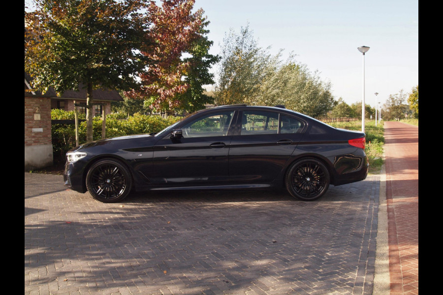 BMW 5 Serie 520i High Executive | M-Pakket | Schuifdak | Camera | Dealer Onderhouden |