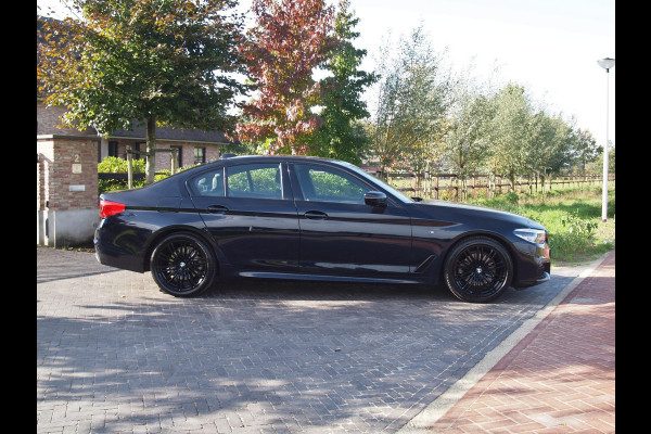 BMW 5 Serie 520i High Executive | M-Pakket | Schuifdak | Camera | Dealer Onderhouden |