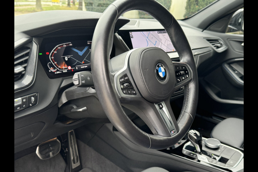 BMW 1-serie 118i M Sport pakket, Live Cockpit Professional, DAB-tuner, Shadow-line Een proefrit levert het bewijs. Neem contact op en we maken een afspraak!