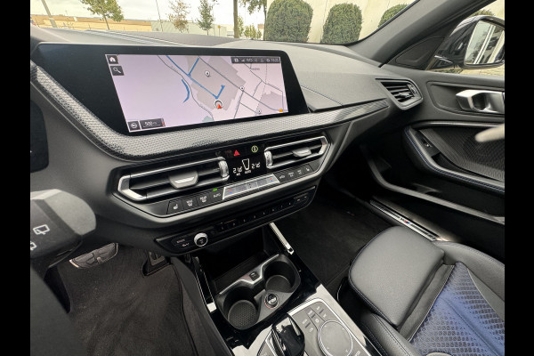 BMW 1-serie 118i M Sport pakket, Live Cockpit Professional, DAB-tuner, Shadow-line Een proefrit levert het bewijs. Neem contact op en we maken een afspraak!