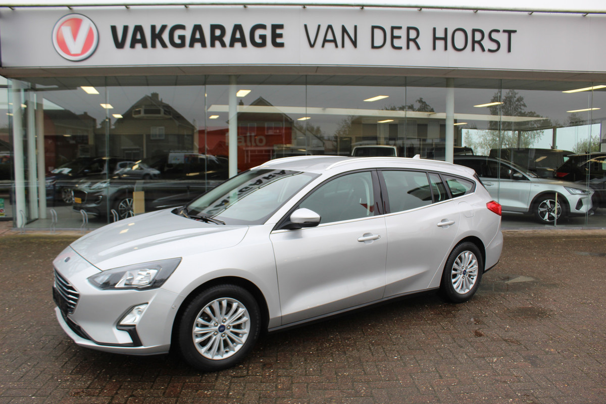 Ford FOCUS Wagon 1.0-125pk EcoBoost Mild-hybrid Titanium. Mooie, ruime, luxe en comfortabele Ford Focus wagon. Volautm. airco dual, camera, easy entry/easy go, stoel-, stuur- en voorraamverw., cruise control, Isofix, side- en lane assist, parkeersensoren v+a, LM wielen etc.