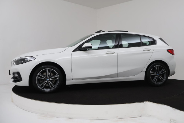 BMW 1-serie 118i High Executive Edition Automaat (PANORAMADAK, CAMERA, NAVIGATIE, CRUISE, PDC, NL-AUTO, DEALER ONDERHOUDEN)