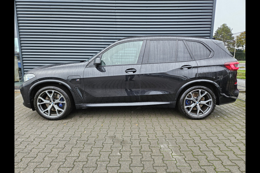 BMW X5 xDrive45e M Sport Plug In Hybrid 394pk INCL BTW PHEV | Panodak | Trekhaak af fabriek | Adaptive Cruise | Laser LED | Head Up | 21"L.M | Carbonpakket |