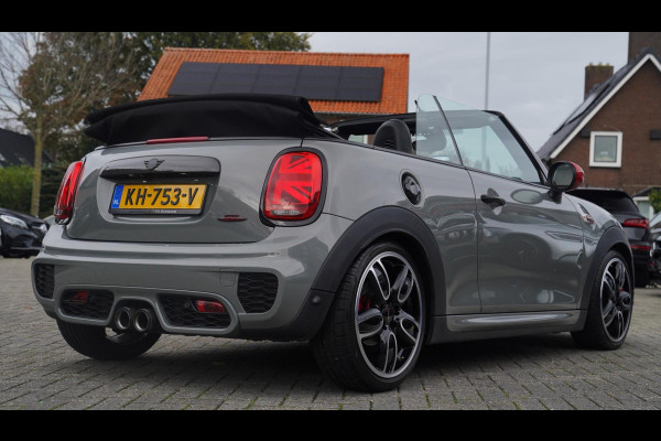 MINI Cabrio 2.0 John Cooper Works | Carbon | Adaptieve cruise | JCW Luxe Leder | 231PK | 100% onderhouden | LED | NAP | NIEUW