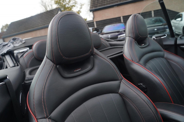 MINI Cabrio 2.0 John Cooper Works | Carbon | Adaptieve cruise | JCW Luxe Leder | 231PK | 100% onderhouden | LED | NAP | NIEUW