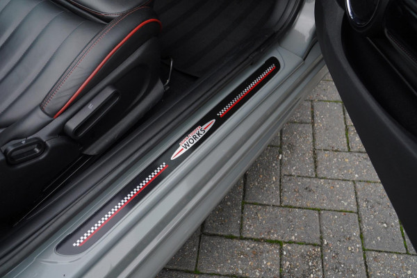 MINI Cabrio 2.0 John Cooper Works | Carbon | Adaptieve cruise | JCW Luxe Leder | 231PK | 100% onderhouden | LED | NAP | NIEUW