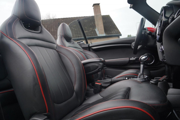 MINI Cabrio 2.0 John Cooper Works | Carbon | Adaptieve cruise | JCW Luxe Leder | 231PK | 100% onderhouden | LED | NAP | NIEUW