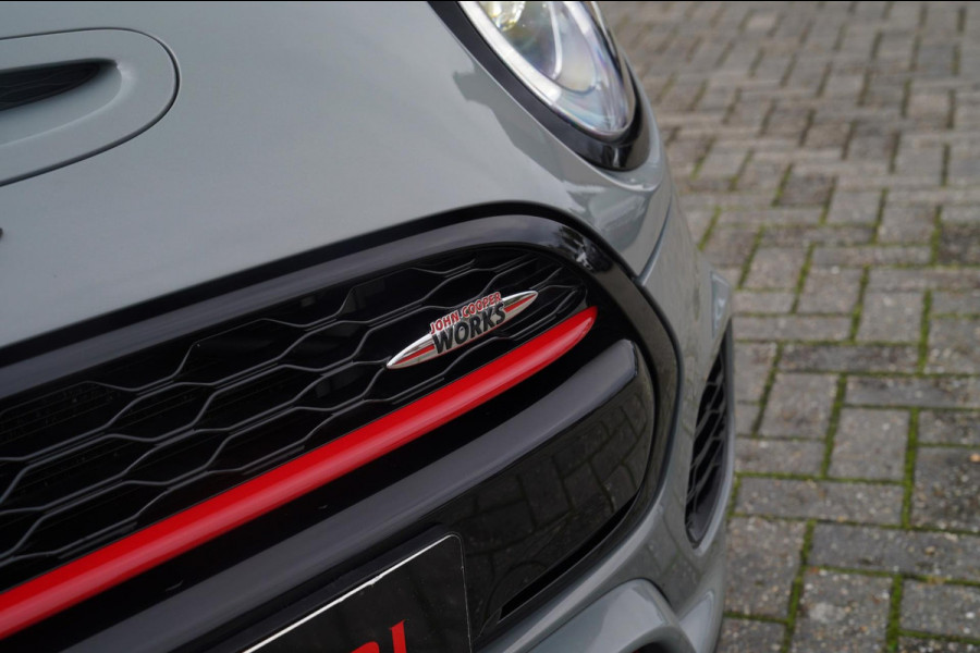 MINI Cabrio 2.0 John Cooper Works | Carbon | Adaptieve cruise | JCW Luxe Leder | 231PK | 100% onderhouden | LED | NAP | NIEUW