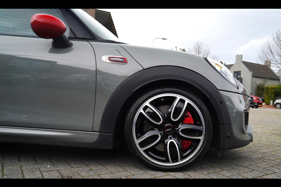 MINI Cabrio 2.0 John Cooper Works | Carbon | Adaptieve cruise | JCW Luxe Leder | 231PK | 100% onderhouden | LED | NAP | NIEUW