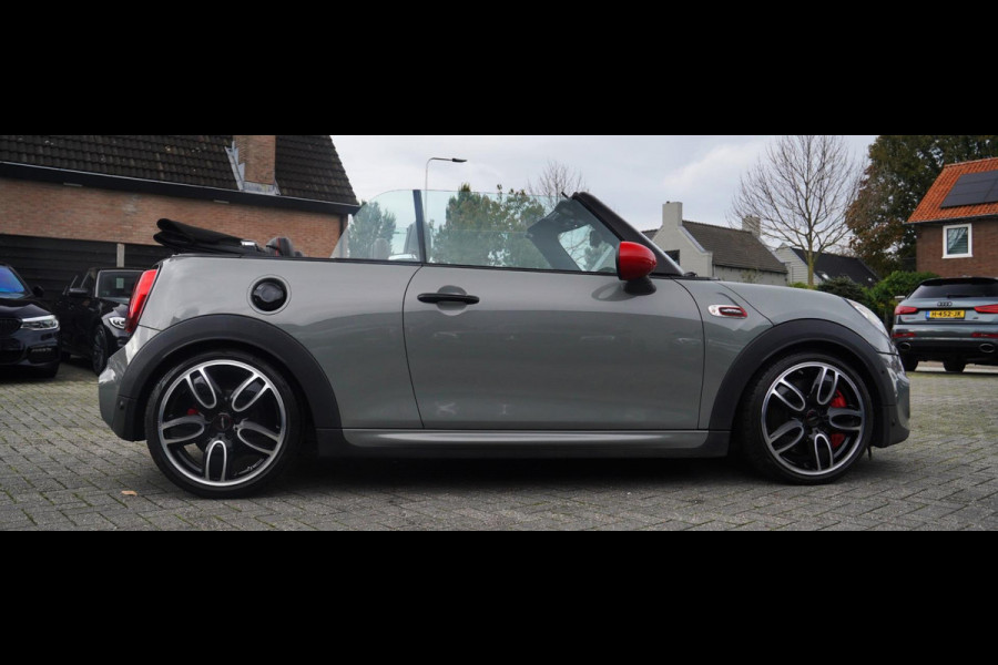 MINI Cabrio 2.0 John Cooper Works | Carbon | Adaptieve cruise | JCW Luxe Leder | 231PK | 100% onderhouden | LED | NAP | NIEUW