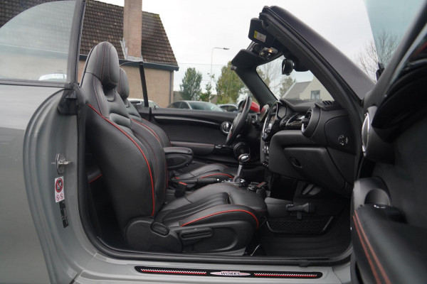 MINI Cabrio 2.0 John Cooper Works | Carbon | Adaptieve cruise | JCW Luxe Leder | 231PK | 100% onderhouden | LED | NAP | NIEUW