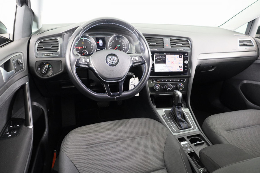 Volkswagen e-Golf E-DITION 136 pk | Navigatie | Parkeersensoren | Adaptieve cruise control | Autom. airco | Stoelverwarming |