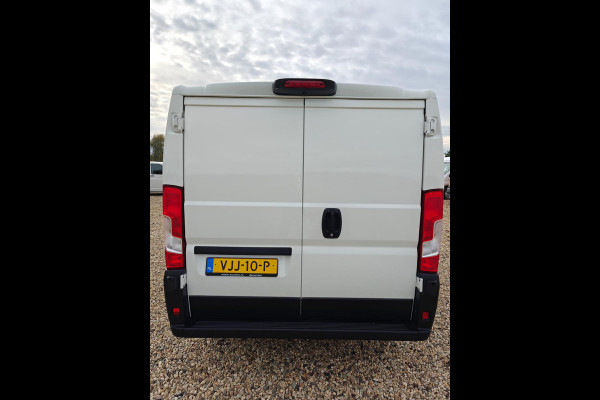 Peugeot Boxer 330 2.2 BlueHDi 120 L2H1 Premium ,camera , airco , apk okt. 2025 , euro 6 , 1e eig.