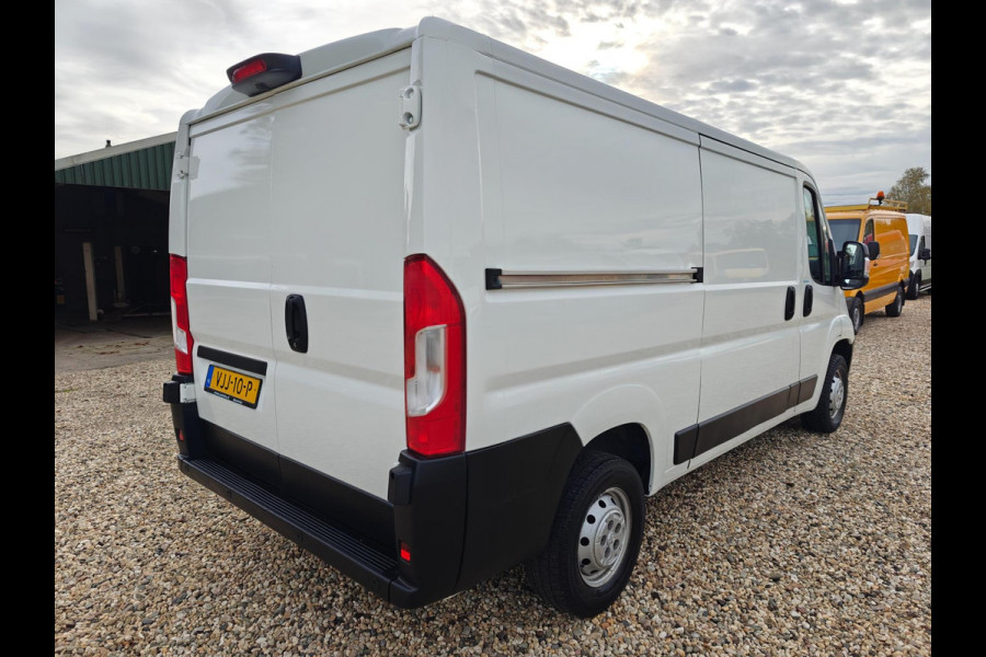 Peugeot Boxer 330 2.2 BlueHDi 120 L2H1 Premium ,camera , airco , apk okt. 2025 , euro 6 , 1e eig.