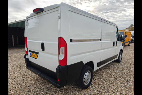 Peugeot Boxer 330 2.2 BlueHDi 120 L2H1 Premium ,camera , airco , apk okt. 2025 , euro 6 , 1e eig.