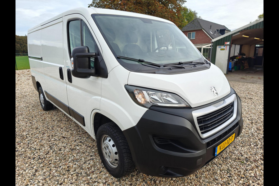 Peugeot Boxer 330 2.2 BlueHDi 120 L2H1 Premium ,camera , airco , apk okt. 2025 , euro 6 , 1e eig.