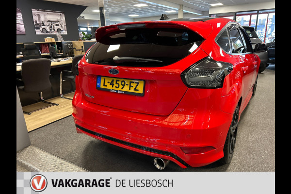 Ford Focus 1.5 Red Edition 150pk / airco / 18inch / cruise-control