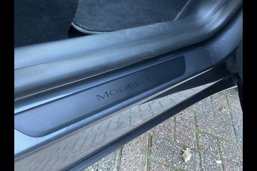 Tesla Model Y Long Range 75 kWh AWD Dual motor Autopilot Trekhaak Marge