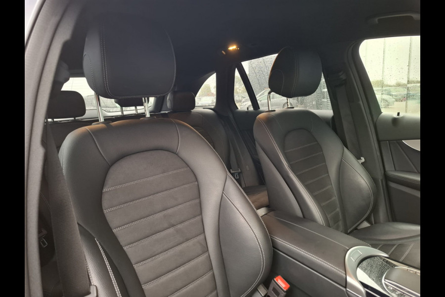 Mercedes-Benz GLC 300e 4MATIC AMG Plug in Hybrid 320pk PHEV | Lederen Alcantara Sportstoelen | Adaptive Cruise | Apple Carplay | Side Steps | Head Up | Navigatie | Camera | L.M. 20" |