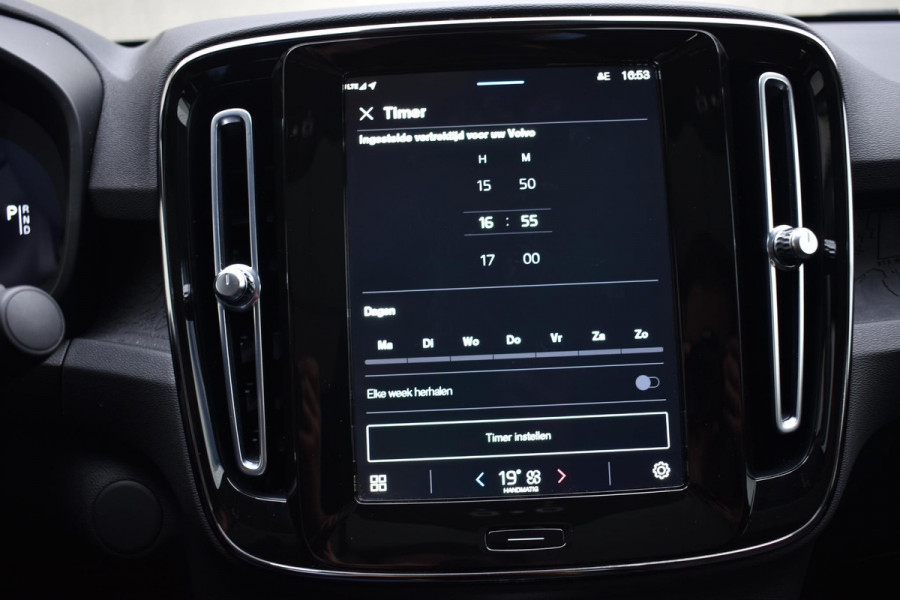 Volvo C40 Recharge Core 69 kWh Google Navigatie / Climate Control / Cruise Control / Panoramisch dak / Parkeersensoren Voor & Achter / Parkeercamera achter