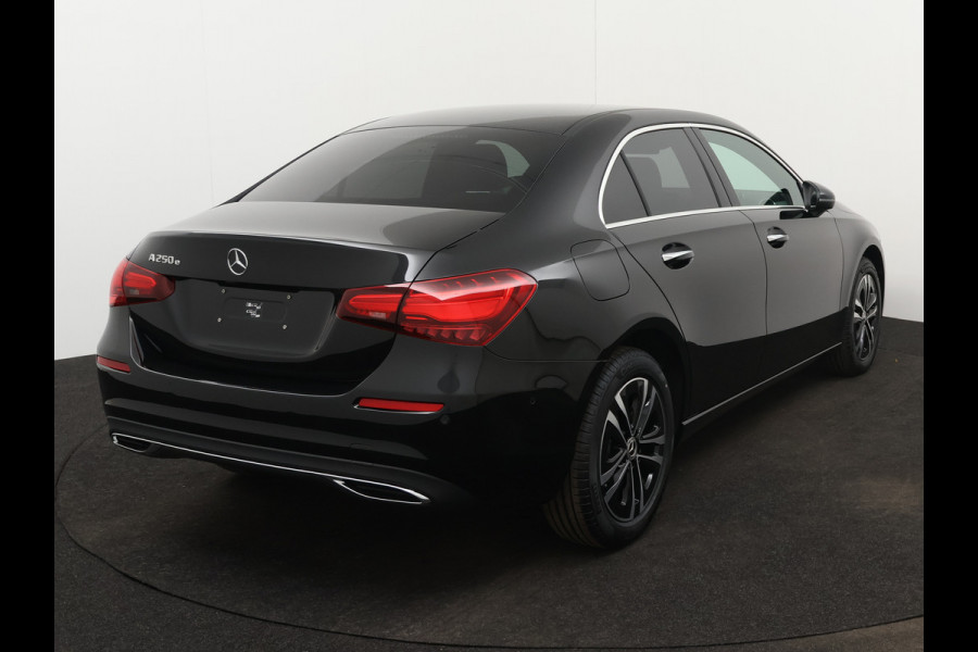 Mercedes-Benz A-Klasse 250 e Star Edition Luxury Line | Dodehoekassistent | KEYLESS GO-comfortpakket | Draadloos oplaadsysteem voor Smartphone | Extra USB-poorten | Parkeerpakket met achteruitrijcamera | Sfeerverlichting |