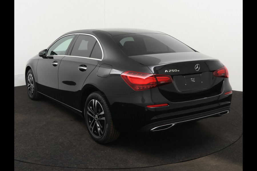 Mercedes-Benz A-Klasse 250 e Star Edition Luxury Line | Dodehoekassistent | KEYLESS GO-comfortpakket | Draadloos oplaadsysteem voor Smartphone | Extra USB-poorten | Parkeerpakket met achteruitrijcamera | Sfeerverlichting |