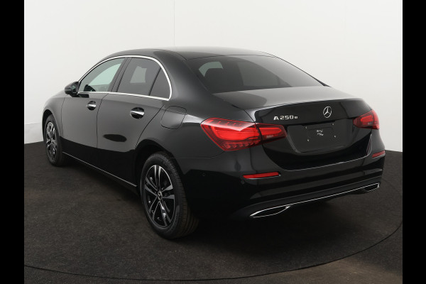 Mercedes-Benz A-Klasse 250 e Star Edition Luxury Line | Dodehoekassistent | KEYLESS GO-comfortpakket | Draadloos oplaadsysteem voor Smartphone | Extra USB-poorten | Parkeerpakket met achteruitrijcamera | Sfeerverlichting |