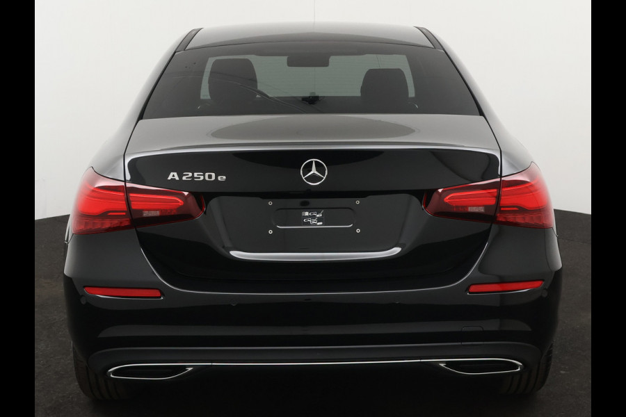 Mercedes-Benz A-Klasse 250 e Star Edition Luxury Line | Dodehoekassistent | KEYLESS GO-comfortpakket | Draadloos oplaadsysteem voor Smartphone | Extra USB-poorten | Parkeerpakket met achteruitrijcamera | Sfeerverlichting |