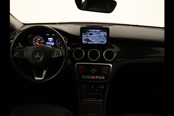 Mercedes-Benz CLA-Klasse 180 Automaat | Navigatie | Lichtmetalen velgen | Parking support camera achter | Inclusief 24 maanden Mercedes-Benz Certified garantie voor Europa.