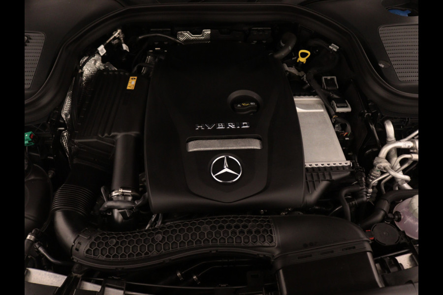 Mercedes-Benz GLC 300 e AMG Plug-In Hybride | Trekhaak | Panoramadak | Sfeerverlichting | LED | EASY-PACK Achterklep | Inclusief 24 maanden Mercedes-Benz Certified garantie voor Europa.