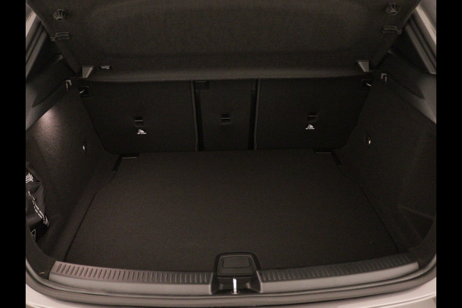 Mercedes-Benz A-Klasse 180 AMG Line | Nightpakket | Premium Pack | Dodehoekassistent | Verwarmde stoelen vooraan | Extra USB-poorten | Sfeerverlichting | Draadloos oplaadsysteem voor smartphone |