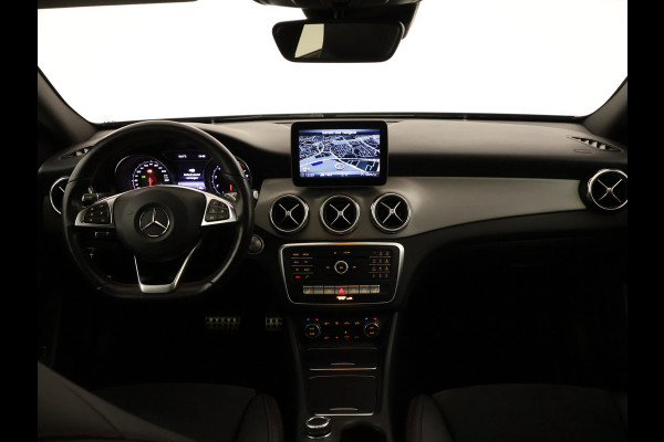 Mercedes-Benz GLA 180 AMG Automaat | AMG- Line In en exterieur | Achteruitrijcamera | Nightpakket | Navigatie | Panorama-schuifdak | inclusief 24 maanden MB Certified garantie voor Europa.