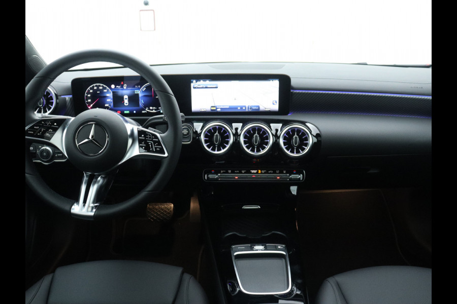 Mercedes-Benz CLA-Klasse 250 e Star Edition Luxury Line | Nightpakket | Panoramaschuifdak | Dodehoekassistent | KEYLESS GO-comfortpakket | USB pakket plus | Sfeerverlichting | Spiegelpakket | Parkeerpakket met achteruitrijcamera |