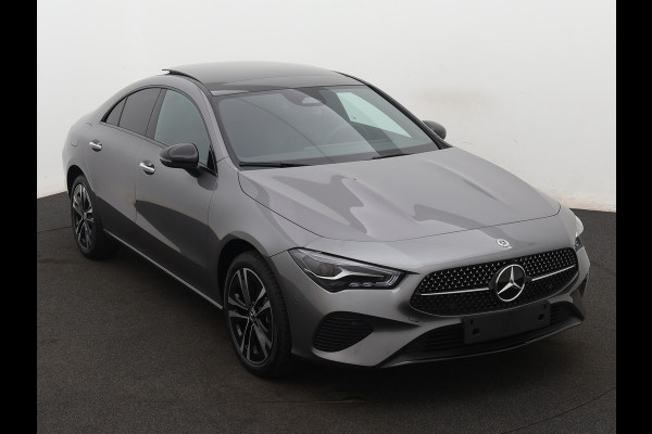 Mercedes-Benz CLA-Klasse 250 e Star Edition Luxury Line | Nightpakket | Panoramaschuifdak | Dodehoekassistent | KEYLESS GO-comfortpakket | USB pakket plus | Sfeerverlichting | Spiegelpakket | Parkeerpakket met achteruitrijcamera |