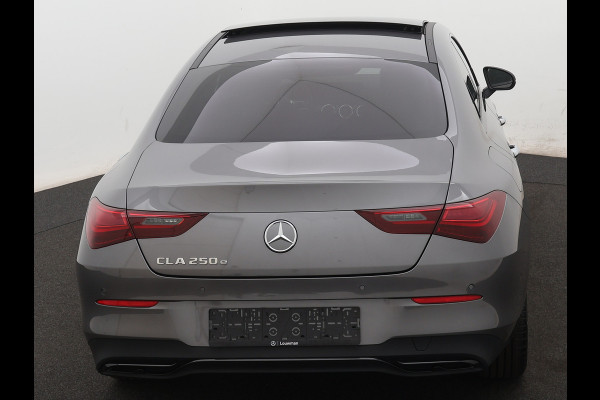 Mercedes-Benz CLA-Klasse 250 e Star Edition Luxury Line | Nightpakket | Panoramaschuifdak | Dodehoekassistent | KEYLESS GO-comfortpakket | USB pakket plus | Sfeerverlichting | Spiegelpakket | Parkeerpakket met achteruitrijcamera |