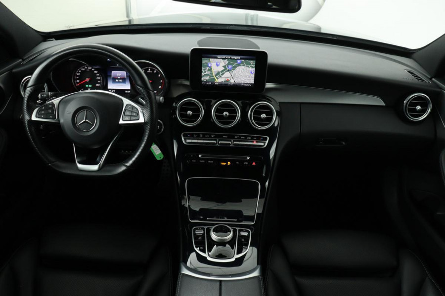 Mercedes-Benz C-Klasse 180 AMG Sport Edition | Nappaleder | Trekhaak | Stoelverwarming | DAB+ | Full LED | Navigatie | Park Assist