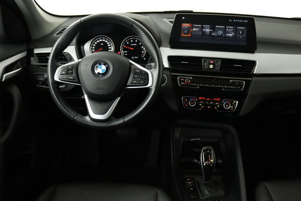 BMW X1 SDrive18i High Executive Edition (NAVIGATIE, CARPLAY, HEAD-UP, STOELVERWARMING, 1e EIGENAAR, DEALER ONDERHOUDEN)