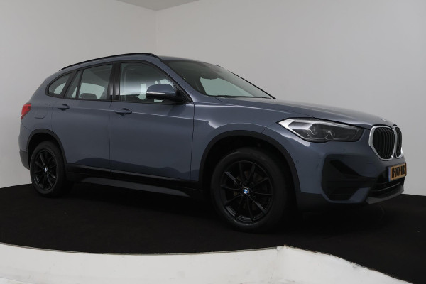 BMW X1 SDrive18i High Executive Edition (NAVIGATIE, CARPLAY, HEAD-UP, STOELVERWARMING, 1e EIGENAAR, DEALER ONDERHOUDEN)