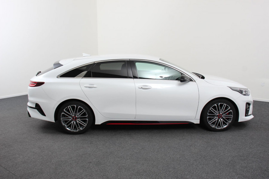 Kia ProCeed 1.6 T-GDI 204pk DCT GT | Navigatie | Camera | JBL | Lichtmetalen Velgen 18" | Stoel en stuurverwarming | Electrisch bedienbare achterklep | DAB | Led